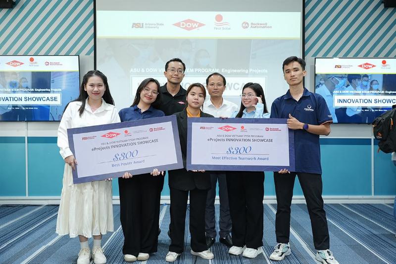Một nhóm sinh viên đang làm việc nhóm hiệu quả trên mẫu dự án khởi nghiệp của mình, không khí hợp tác.